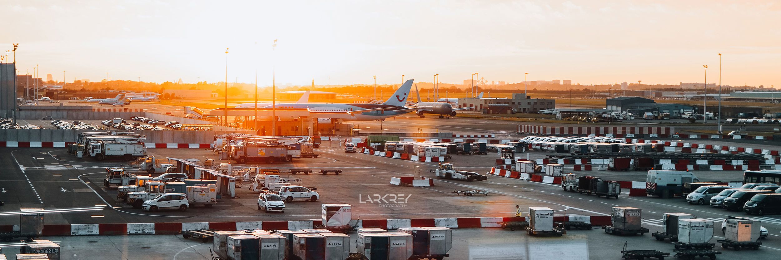 Sonnenuntergang am Flughafen