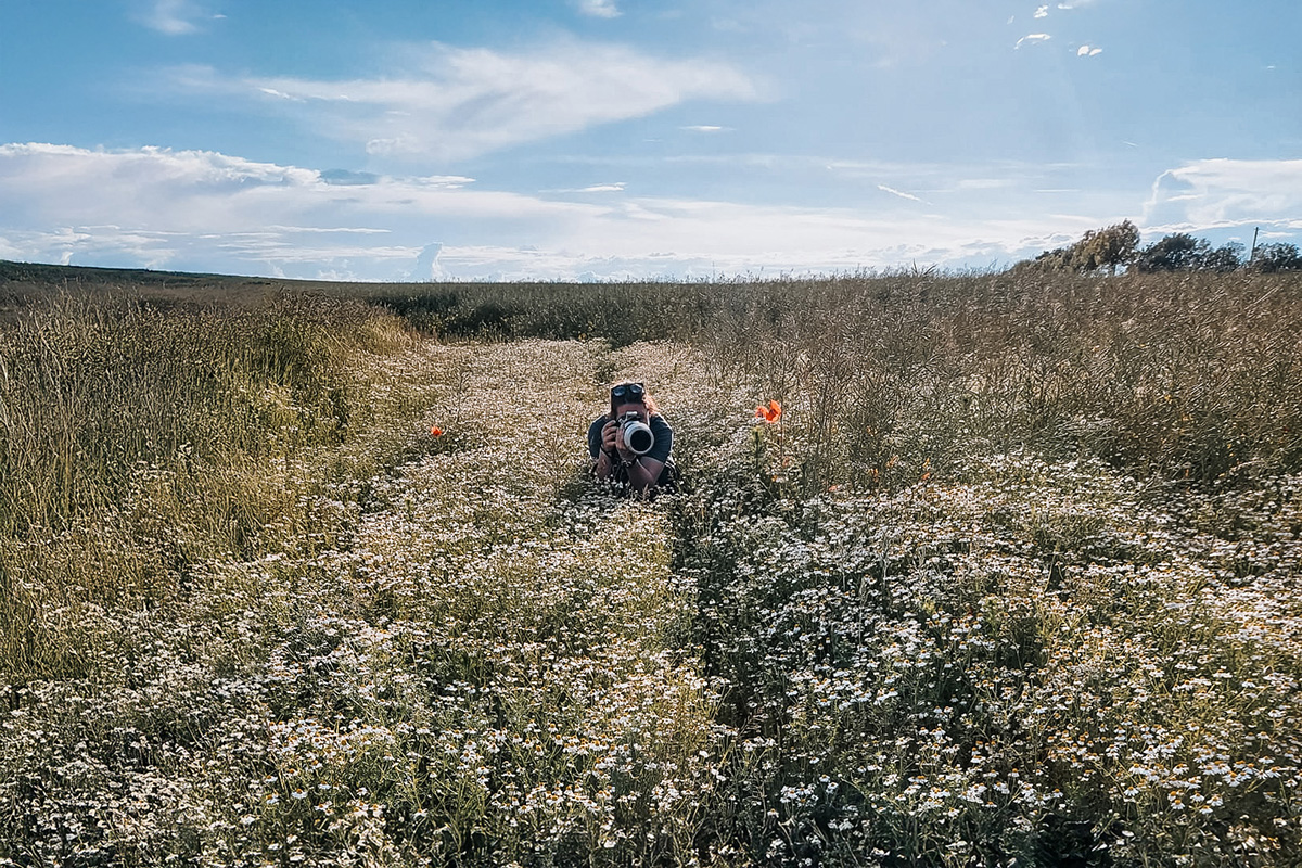 Beim Fotografieren Fotografin in einem Feld von Blumen